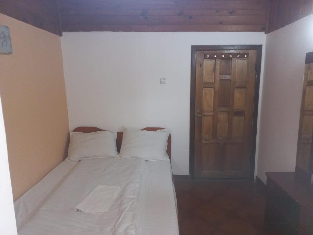 Double Room With Private Bathroom By Osteria Constantino トゥルゴヴィシュテ エクステリア 写真
