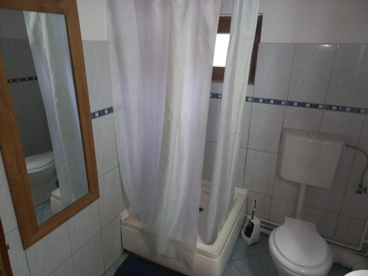 Double Room With Private Bathroom By Osteria Constantino トゥルゴヴィシュテ エクステリア 写真