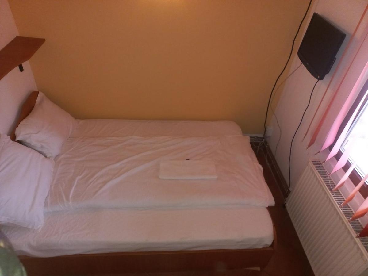Double Room With Private Bathroom By Osteria Constantino トゥルゴヴィシュテ エクステリア 写真