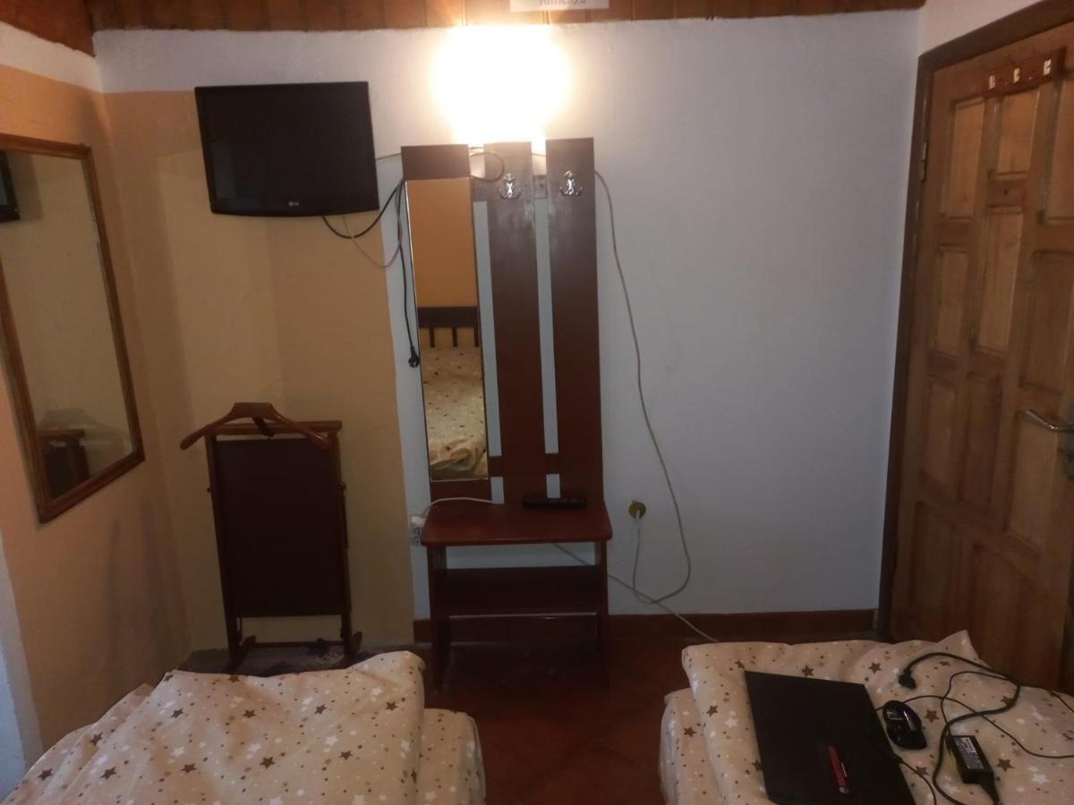 Double Room With Private Bathroom By Osteria Constantino トゥルゴヴィシュテ エクステリア 写真