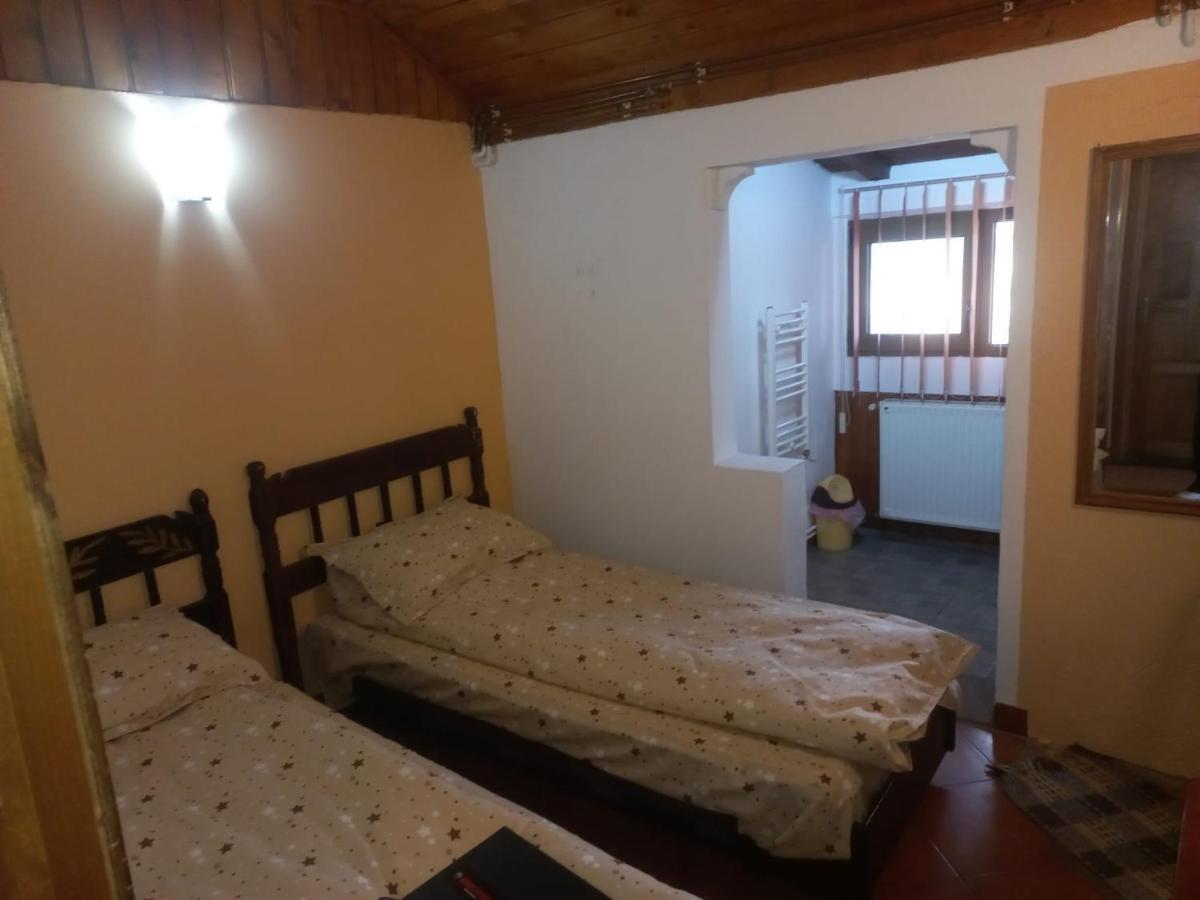 Double Room With Private Bathroom By Osteria Constantino トゥルゴヴィシュテ エクステリア 写真